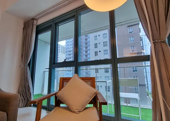 Warm Sun Kissed Corner 2br With Balcony Uptown Bgc Apartment Manila