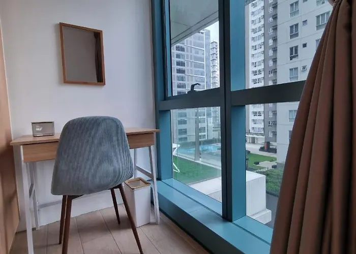 Apartment Warm Sun Kissed Corner 2br With Balcony Uptown Bgc *