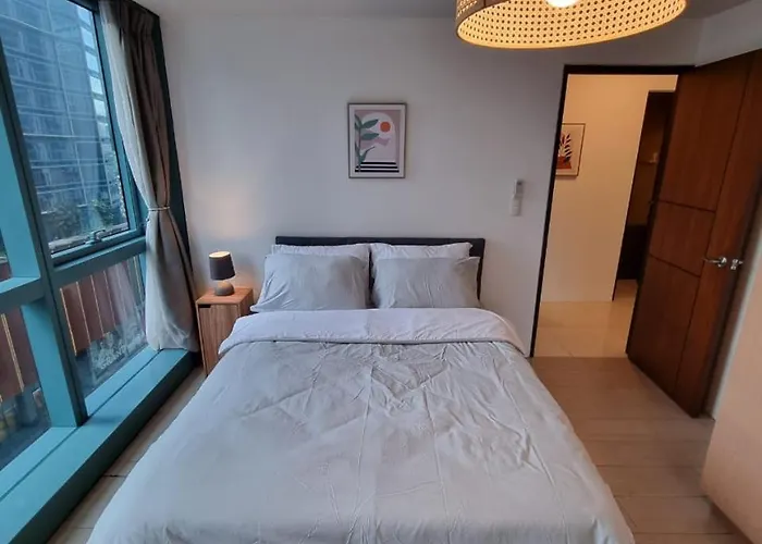 Warm Sun Kissed Corner 2br With Balcony Uptown Bgc Apartment *