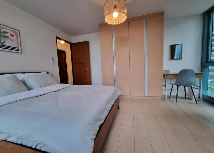 Warm Sun Kissed Corner 2br With Balcony Uptown Bgc Apartment Manila
