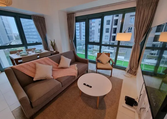 Warm Sun Kissed Corner 2br With Balcony Uptown Bgc Apartment *